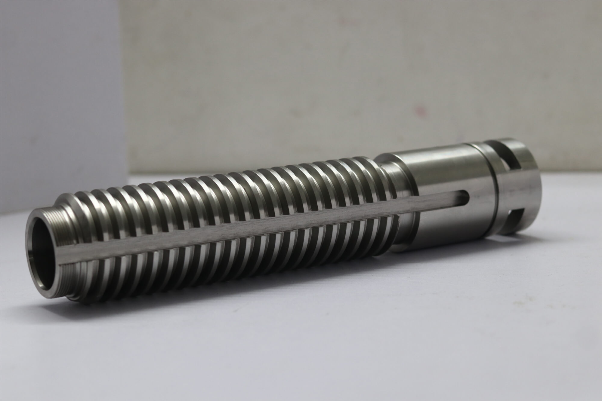 Machined threaded worm shaft
